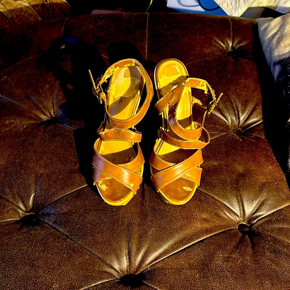 Brown heels some peeling 7 1/2